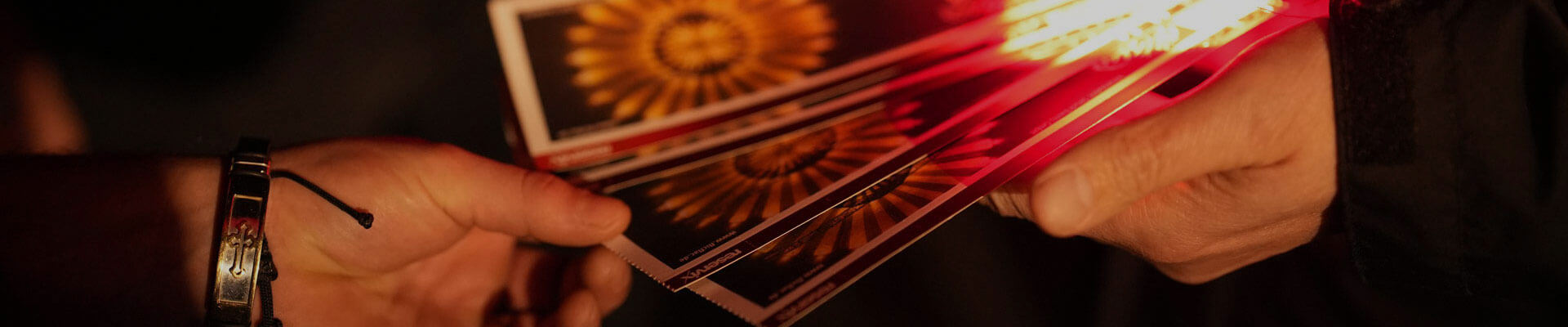 Eine Person, welche eine von vier Karten zieht.