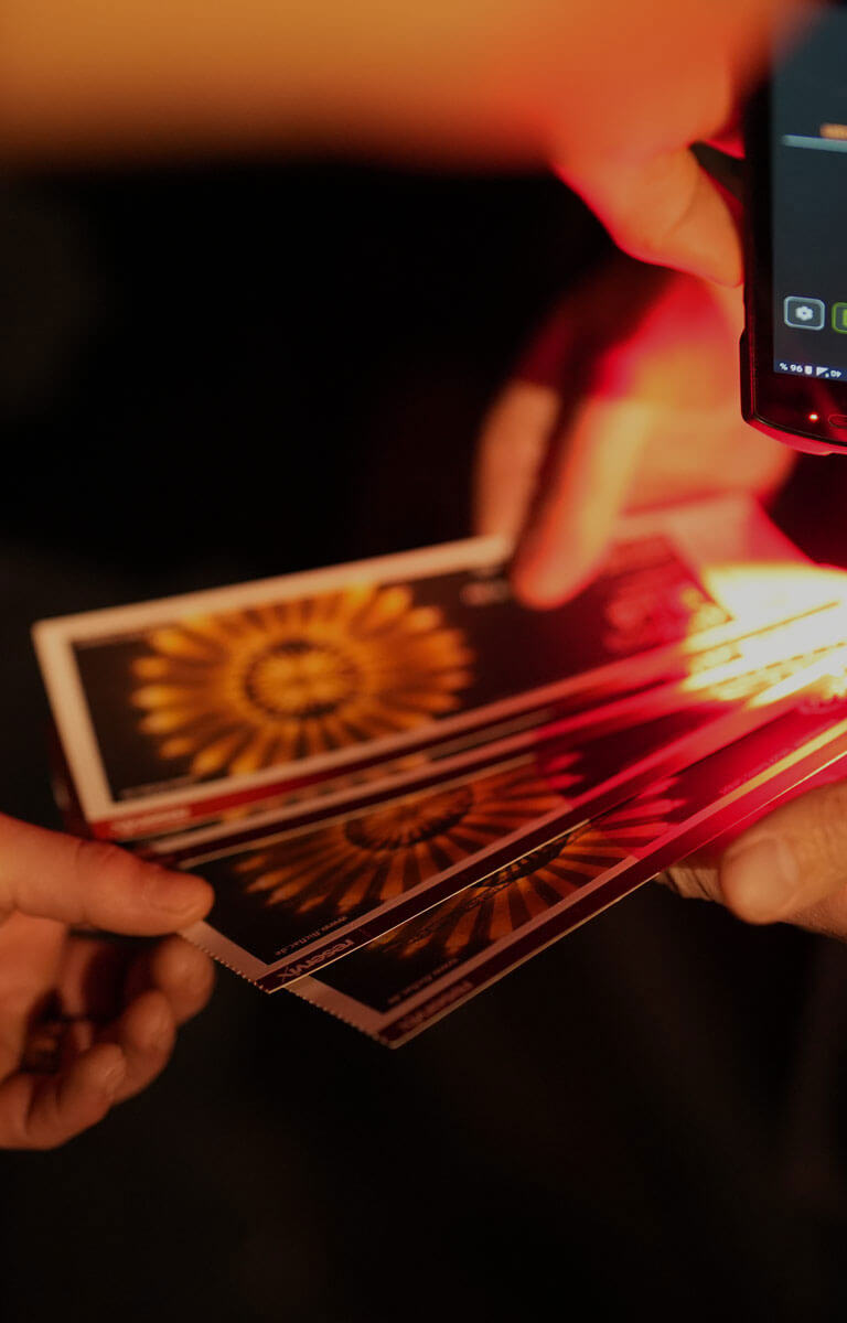 Eine Person, welche eine von vier Karten zieht.